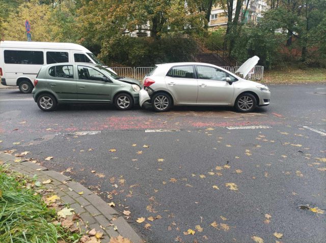 Zderzenie dwóch toyot na prostej drodze. Jeden z kierowców się zatrzymał, drugi nie zdążył (zdjęcia)