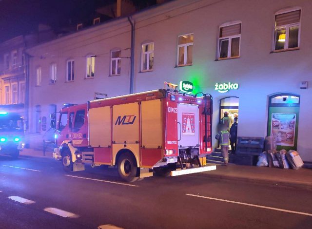Strażacy i policjanci przyjechali do Żabki. Miał być pożar, jednak nic się nie paliło (zdjęcia)