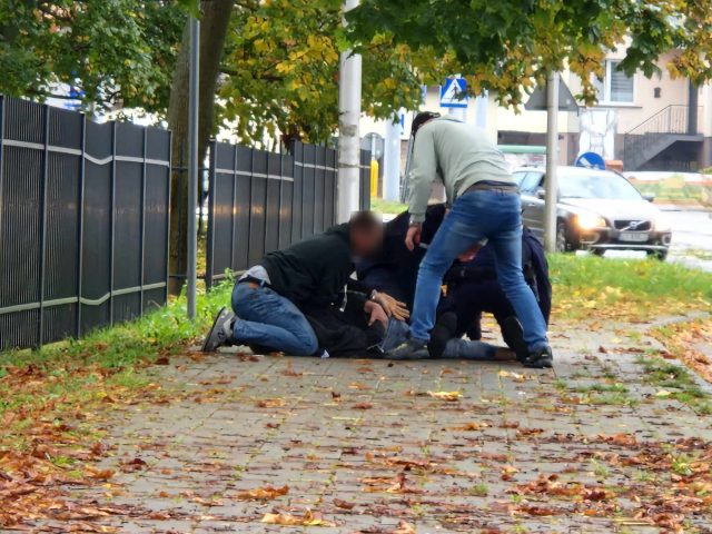 Agresywny i niebezpieczny pacjent uciekł ze szpitala. Po chwili był już w rękach policjantów (zdjęcia)