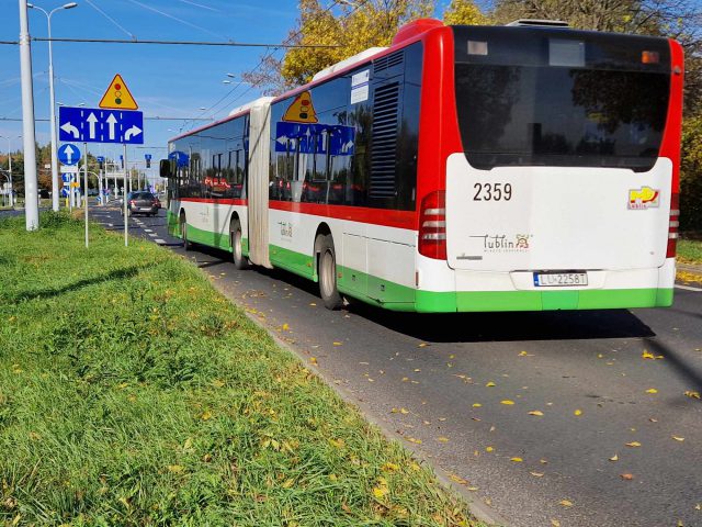 Wyjeżdżał z osiedla, wjechał w autobus komunikacji miejskiej (zdjęcia)