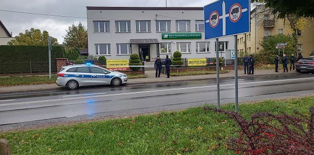 Napad na bank w Kurowie, uzbrojona kobieta zabrała pieniądze. Trwa obława za sprawczynią (zdjęcia)