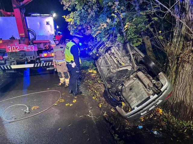 Straciła panowanie nad pojazdem. Auto wpadło do rzeki i dachowało (zdjęcia)