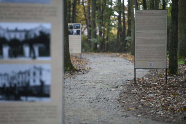 W tym miejscu Niemcy zamordowali 1,5 tys. Żydów z lubelskiego getta. Dziś odsłonięto tam pomnik (zdjęcia)