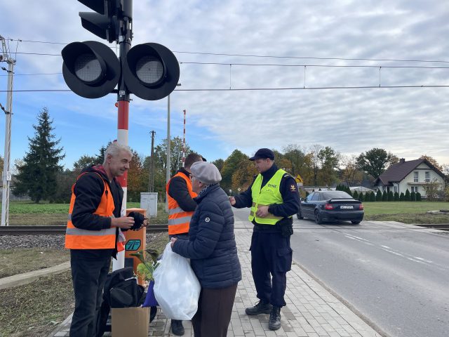 Akcja PKP na przejeździe kolejowym. Apelowali o rozwagę, rozsądek i ostrożność (zdjęcia)