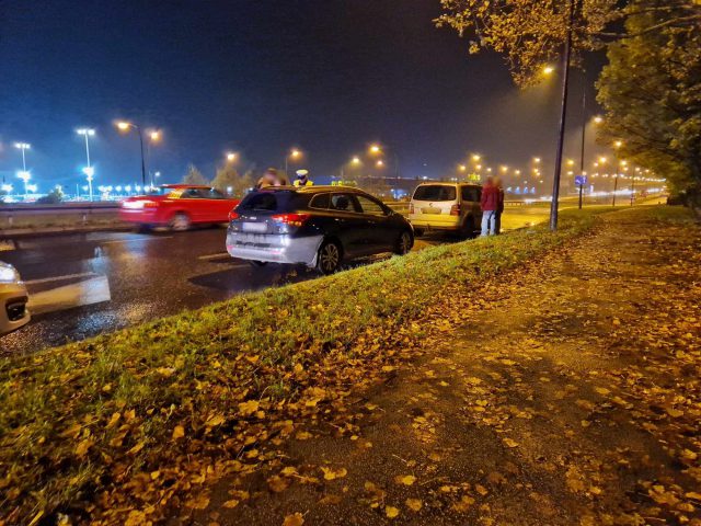 Jeden raz dziennie to za mało. Na rondzie przy Makro po raz kolejny zderzyły się pojazdy (zdjęcia)