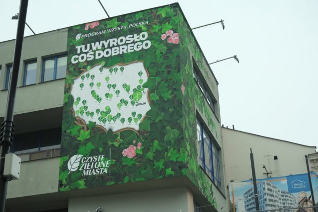 W Lublinie posadzono 500 nowych drzew. Powstał też mural neutralizujący szkodliwe substancje (zdjęcia)