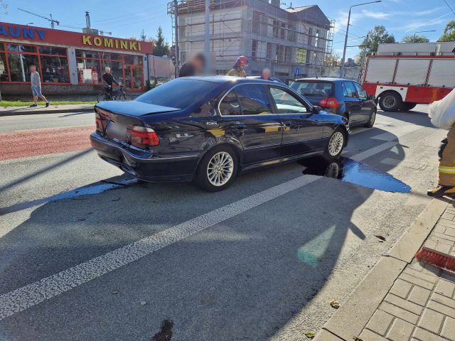 Wjechał w stojące przed przejściem auta. Zderzenie toyoty, BMW i volkswagena (zdjęcia)