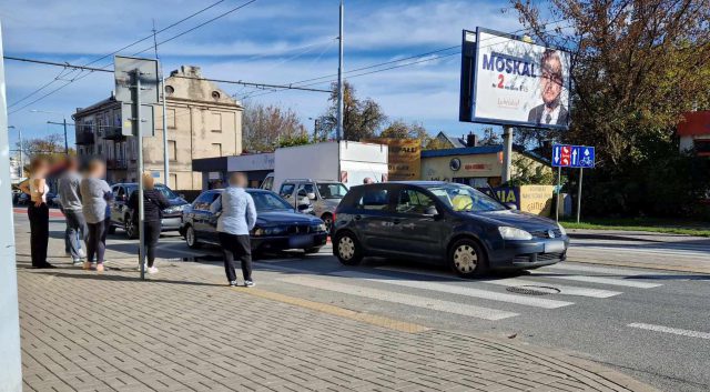 Wjechał w stojące przed przejściem auta. Zderzenie toyoty, BMW i volkswagena (zdjęcia)