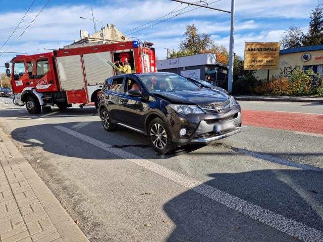 Wjechał w stojące przed przejściem auta. Zderzenie toyoty, BMW i volkswagena (zdjęcia)