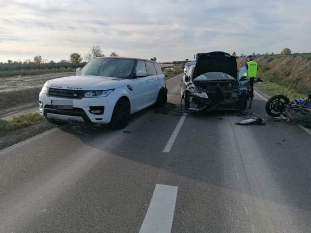 Chciał uniknąć zderzenia z autem, zajechał drogę jednośladowi. Motocyklista jest w ciężkim stanie (zdjęcia)