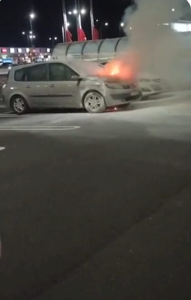 Na sklepowym parkingu zapalił się samochód. To nie jedyny dziś taki przypadek (zdjęcia)