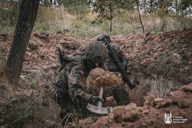 Walka w okopach – ćwiczenia lubelskich terytorialsów (zdjęcia)