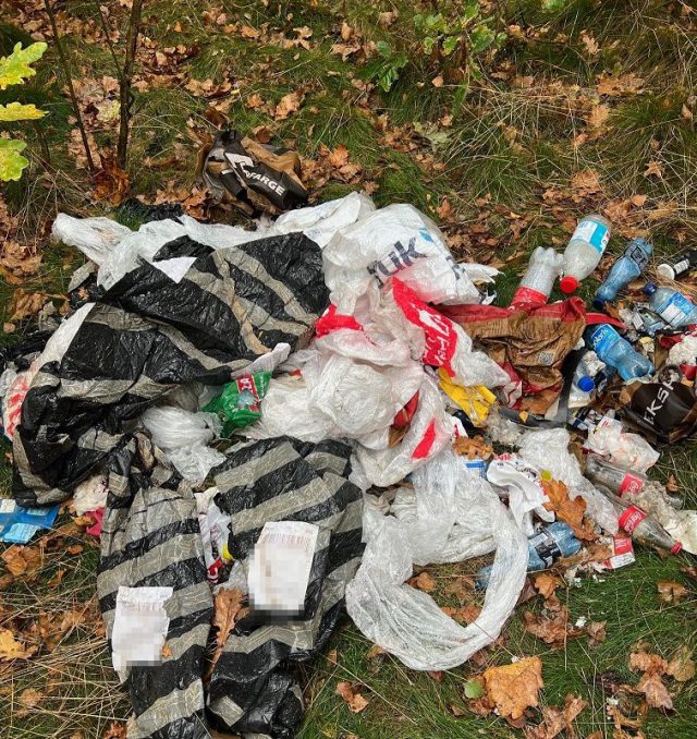 Wyrzucił odpady do lasu. Śmieciarza zdradziły dane na etykiecie kurierskiej (zdjęcia)