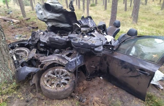 Tyle zostało z BMW. Nieprzytomny kierowca w ciężkim stanie trafił do szpitala (zdjęcia)