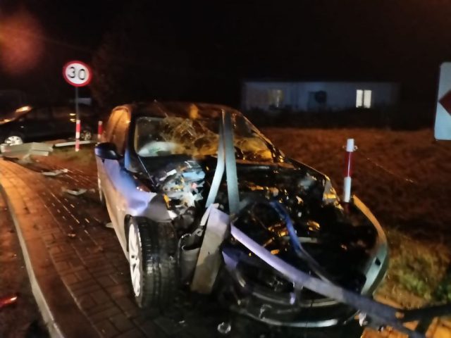Pijany kierujący BMW roztrzaskał auto na barierze energochłonnej (zdjęcia)