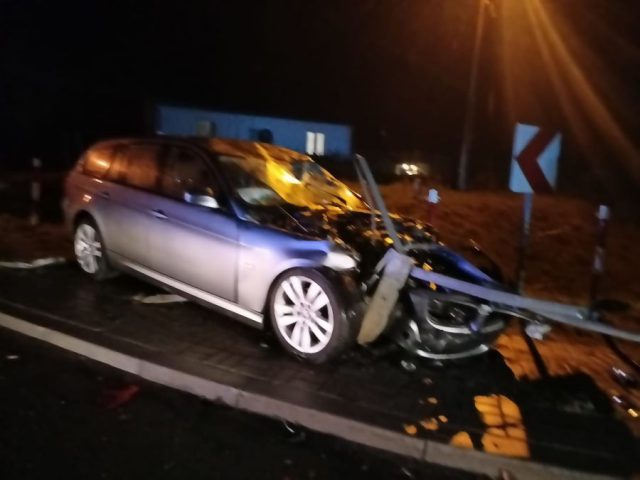 Pijany kierujący BMW roztrzaskał auto na barierze energochłonnej (zdjęcia)