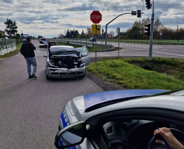 Nie wyhamował, uderzył volkswagenem w hondę. Dwie osoby trafiły do szpitala (zdjęcia)