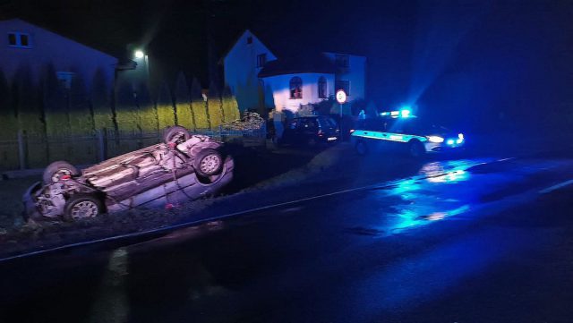 80-latek skręcił w lewo, doszło do zderzenia i dachowania (zdjęcia)