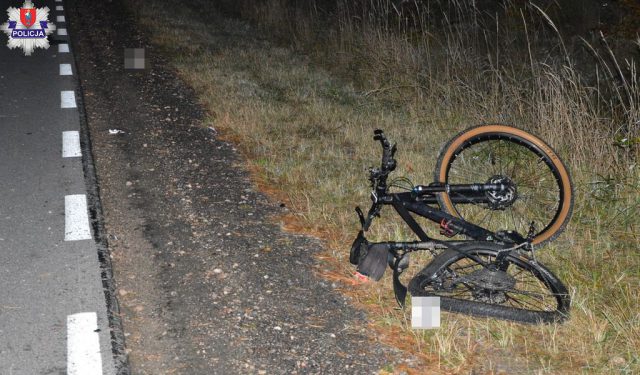 Rowerzysta potrącony przez dwa samochody trafił do szpitala. Jeden z kierowców był po alkoholu (zdjęcia)