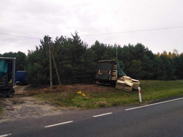 Pojazd ciężarowy wypadł z drogi krajowej nr 19 i przewrócił się (zdjęcia)