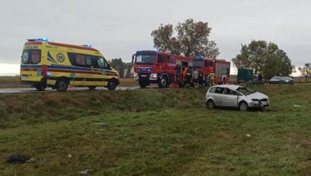 Dachowanie forda na trasie Łęczna – Włodawa. Dwie osoby poszkodowane (zdjęcia)