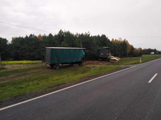 Pojazd ciężarowy wypadł z drogi krajowej nr 19 i przewrócił się (zdjęcia)