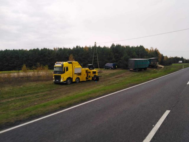 Pojazd ciężarowy wypadł z drogi krajowej nr 19 i przewrócił się (zdjęcia)