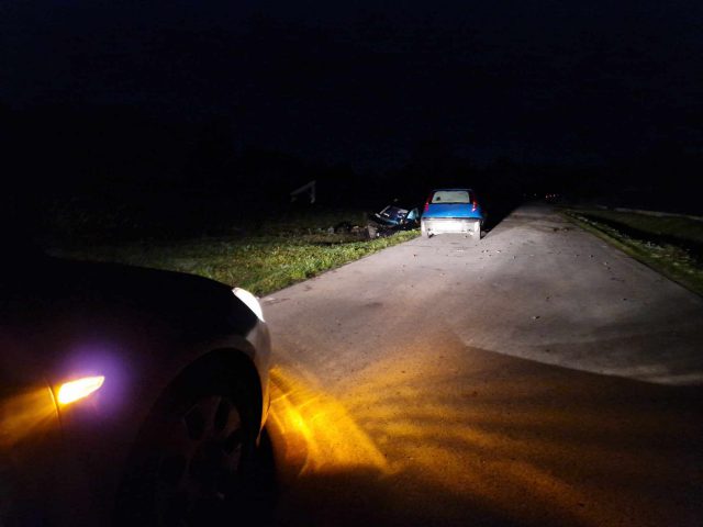 Audi wypadło z drogi i uderzyło w przepust. Podróżujący pojazdem mężczyźni nietrzeźwi (zdjęcia)