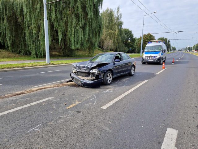 Zderzenie trzech pojazdów na ul. Jana Pawła II. Od kierowcy audi wyczuwalna była woń alkoholu (zdjęcia)