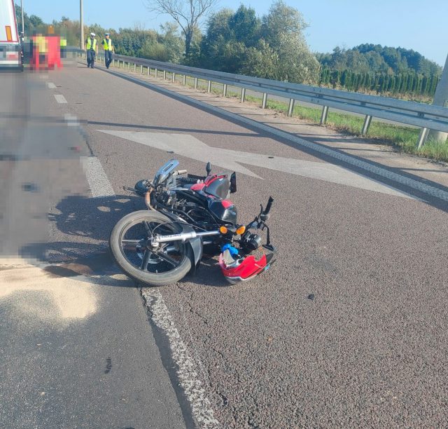 Zmieniał pas ruchu, wjechał pod koła ciężarówki. Mężczyzna zginął na miejscu (zdjęcia)