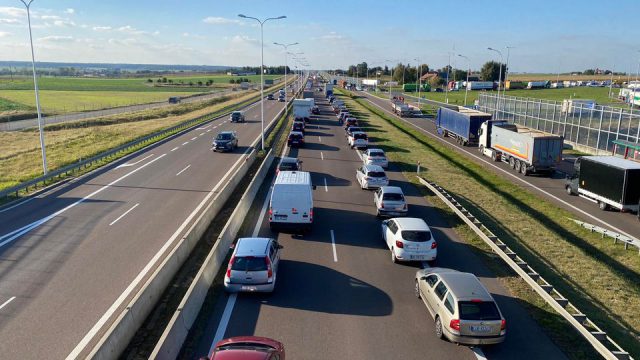 Kierowca busa, który spowodował wypadek na ekspresówce, był nietrzeźwy. Droga wciąż jest zablokowana (zdjęcia)