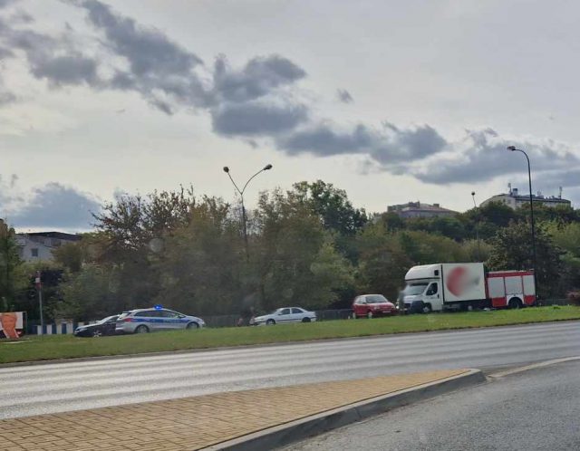 Ogromne utrudnienia w ruchu po zderzeniu pojazdów na al. Solidarności (zdjęcia)