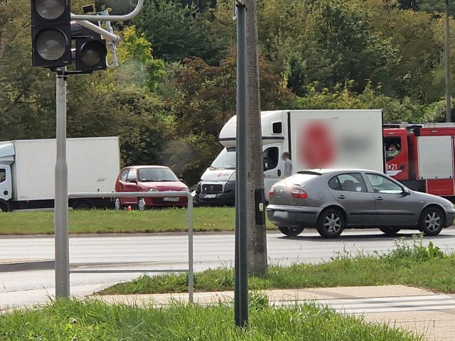 Ogromne utrudnienia w ruchu po zderzeniu pojazdów na al. Solidarności (zdjęcia)