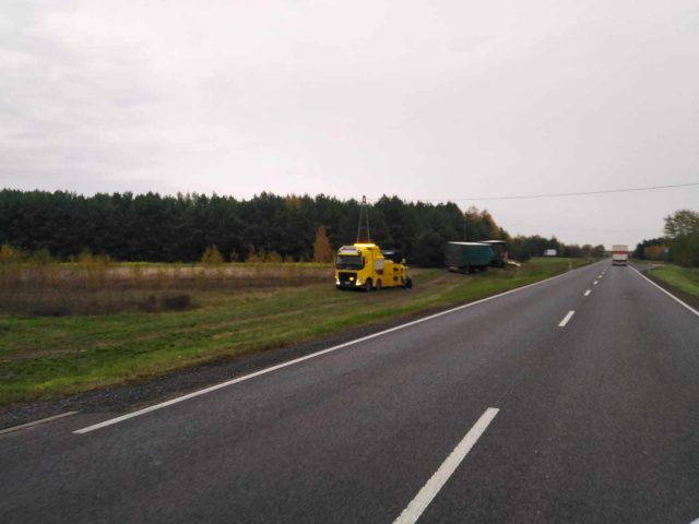 Pojazd ciężarowy wypadł z drogi krajowej nr 19 i przewrócił się (zdjęcia)