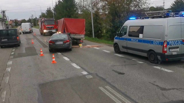 BMW wbiło się w tył pojazdu dostawczego. Groźny zdarzenie drogowe na trasie Lublin – Biłgoraj (zdjęcia)