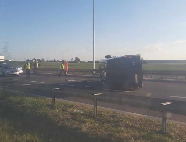 Kierowca busa, który spowodował wypadek na ekspresówce, był nietrzeźwy. Droga wciąż jest zablokowana (zdjęcia)