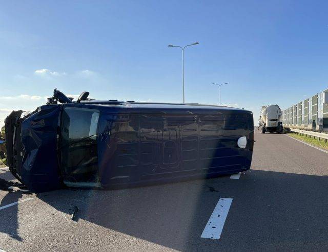 Kierowca busa, który spowodował wypadek na ekspresówce, był nietrzeźwy. Droga wciąż jest zablokowana (zdjęcia)