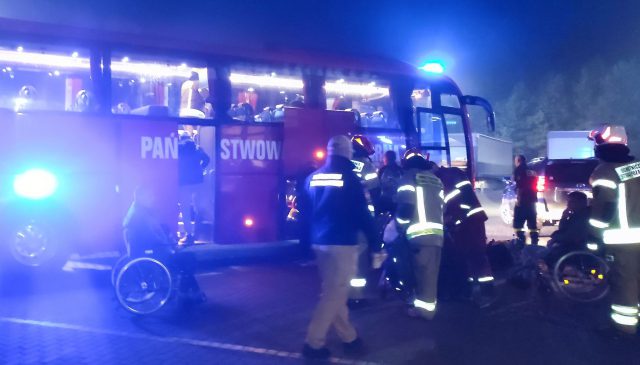 Zapalił się ukraiński autobus-ambulans na parkingu przy drodze krajowej nr 17 (zdjęcia)