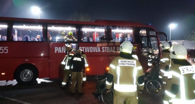 Zapalił się ukraiński autobus-ambulans na parkingu przy drodze krajowej nr 17 (zdjęcia)
