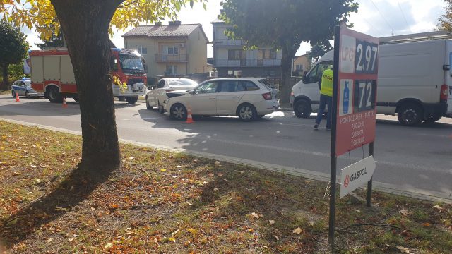 Zderzenie trzech pojazdów, trzy osoby trafiły do szpitala (zdjęcia)