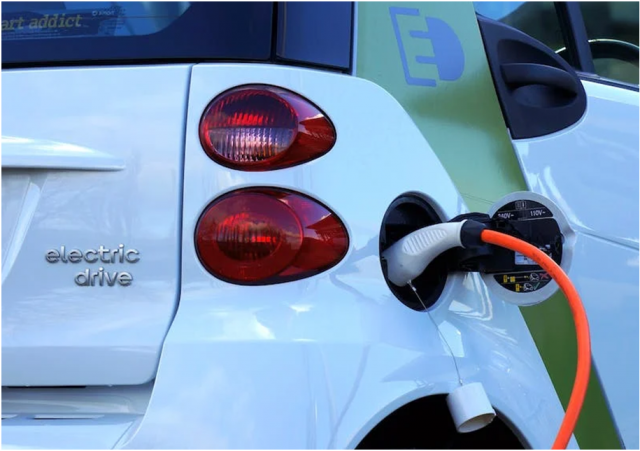 Ładowanie samochodu elektrycznego