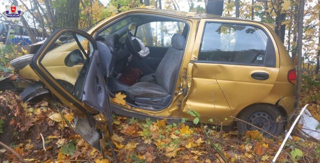 90-latek stracił panowanie nad daewoo. Pojazd uderzył w drzewo, trzy osoby w szpitalu (zdjęcia)