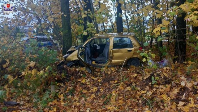 90-latek stracił panowanie nad daewoo. Pojazd uderzył w drzewo, trzy osoby w szpitalu (zdjęcia)