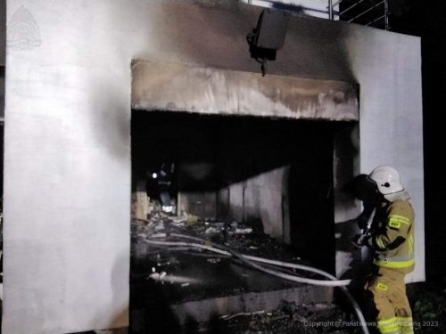 Strażacy walczyli z pożarem garażu w budynku mieszkalnym (zdjęcia)