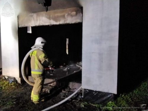 Strażacy walczyli z pożarem garażu w budynku mieszkalnym (zdjęcia)