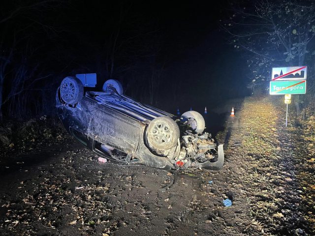 Dachowali fiatem na prostej drodze. Obaj byli pijani, żaden nie przyznaje się do kierowania (zdjęcia)