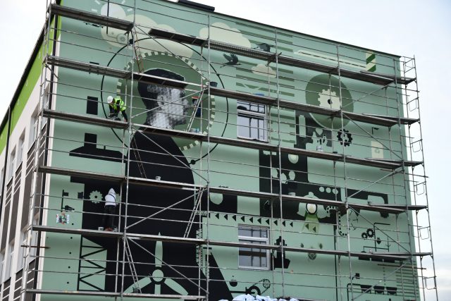 Przebudowa trwa już rok dłużej, niż powinna. Teraz powstaje okazały mural (zdjęcia)