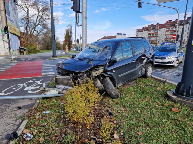 Ominął oczekujące na zielone światło auta, po chwili doprowadził do wypadku. Są duże utrudnienia w ruchu (zdjęcia)