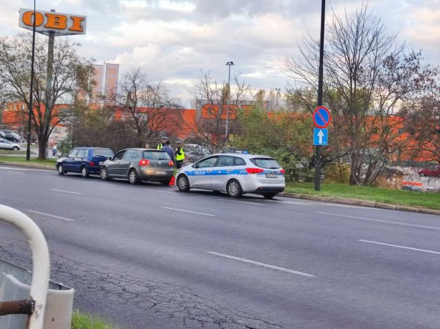 Kolejne zderzenie pojazdów na rondzie przy Makro. Tym razem to drobna kolizja (zdjęcia)