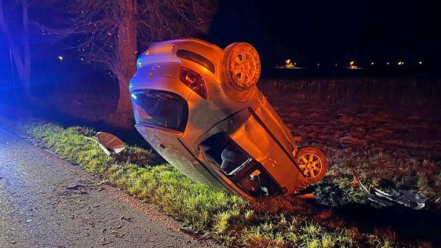 Nocne dachowanie peugeota na drodze wojewódzkiej. Kierowca nie wiedział, co się stało (zdjęcia)